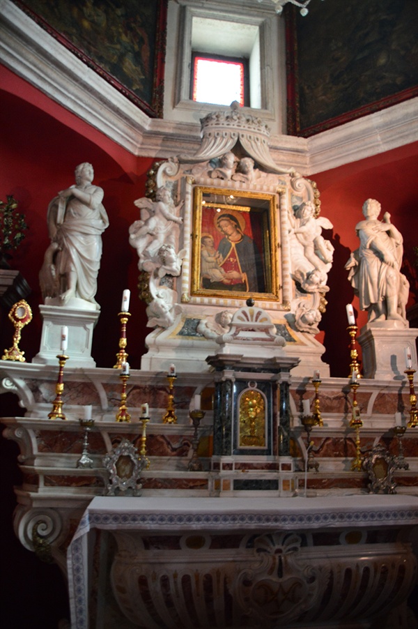 바위 위에 나타난 성모 마리아를 그린 성화가 성당 주제단에 모셔져 있다.