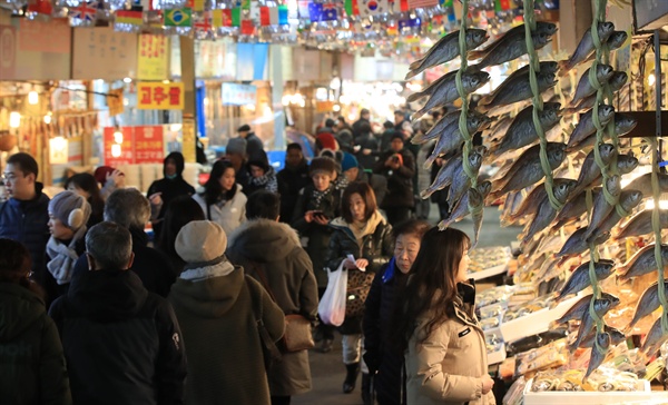 설 연휴를 일주일 앞둔 27일 서울 종로구 예지동 광장시장에서 시민들이 제수용품 등을 구매하기 위해 상점을 둘러보고 있다.