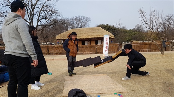 서산시는 설 명절 당일인 다음 달 5일 서산시 해미면에 있는 사적 116호 해미읍성에서 ‘서산 해미읍성 설맞이 민속행사’를 운영한다. (지난해 설날 해미읍성을 찾은 관광객들이 윷놀이를 하고 있다)