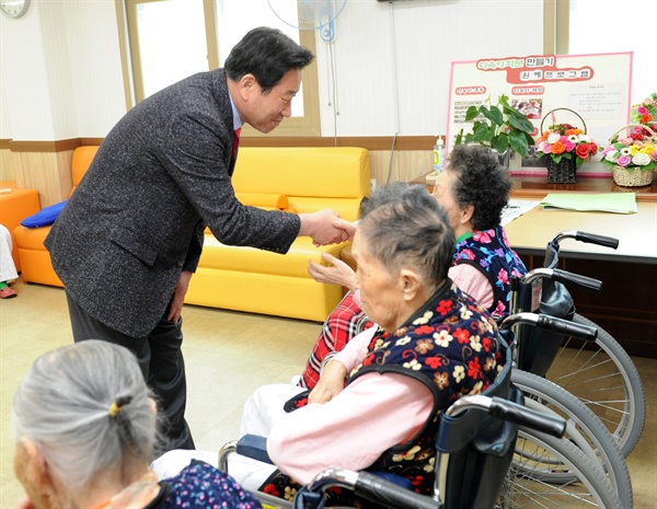 김진부 경남도의회 부의장이 복지서실을 방문했다.
