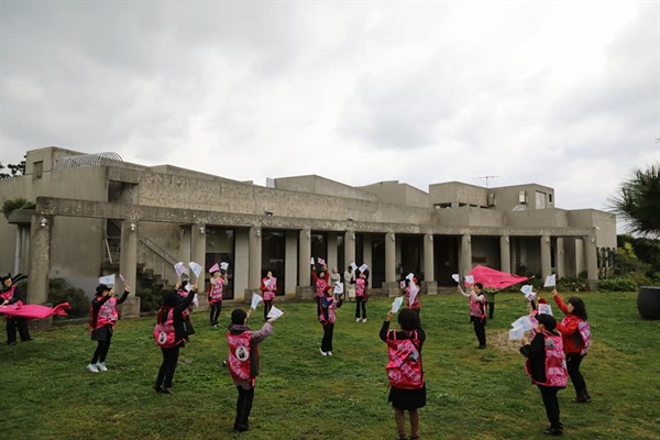  사키마 미슬관 앞에서 전쟁과 탐욕이 없는 평화 세상을 기원하는 평화의 춤을 췄다.