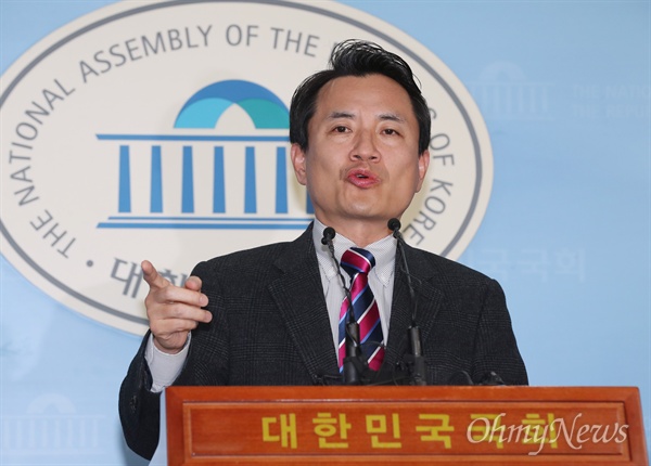 자유한국당 김진태 의원이 지난 1월 31일 오전 국회 정론관에서 기자회견을 열고, 김경수 경남지사가 드루킹 일당과 공모해 댓글 조작을 벌인 혐의로 실형을 선고받고 법정구속된 것과 관련해 '대선 무효'를 주장하고 있다.