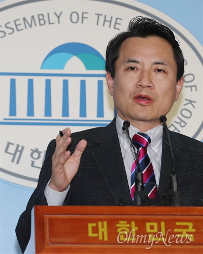 자유한국당 김진태 의원이 31일 오전 국회 정론관에서 기자회견을 열고, 김경수 경남지사가 드루킹 일당과 공모해 댓글 조작을 벌인 혐의로 실형을 선고받고 법정구속된 것과 관련해 '대선 무효'를 주장하고 있다. 