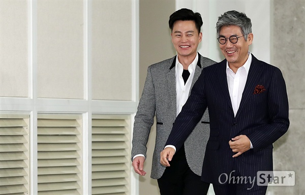 '트랩' 이서진-성동일, 카스테라와 찐빵 사이 배우 이서진과 성동일이 31일 오후 서울 역삼동의 한 호텔에서 열린 OCN 드라마틱 시네마 <트랩> 제작발표회에서 이야기를 나누며 입장하고 있다. <트랩>은 알 수 없는 덫에 걸린 국민 앵커의 충격적인 전말을 그린 하드보일드 추적 스릴러 드라마다. 2월 9일 토요일 오후 10시 20분 첫 방송.