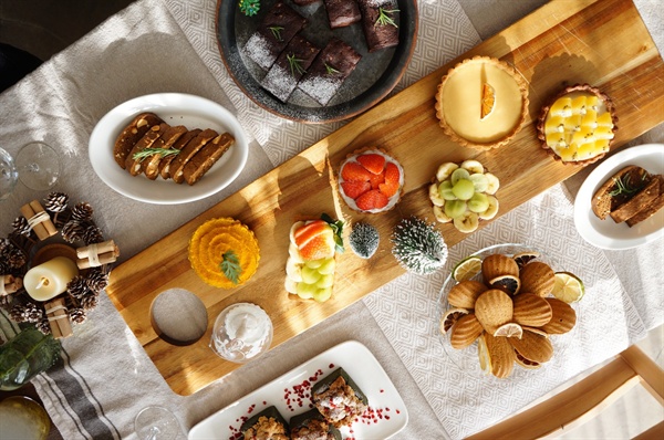 맛있게 조리하는 것도, 먹음직하게 세팅하는 것도 허투루 할 수 없어 늘 예쁜 그릇을 준비하고 꽃장식을 해야 한다.