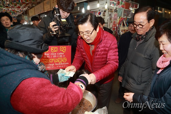 자유한국당 당대표 선거에 출마한 황교안 전 국무총리가 31일 오후 서울 종로구 광장시장을 방문해 번데기볶음을 사먹고 있다.
