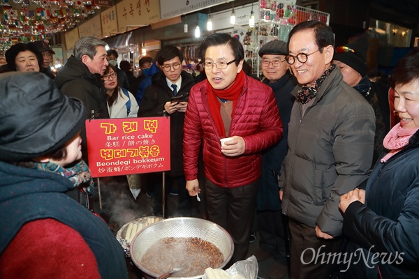 광장시장 번데기볶음 사먹는 황교안 자유한국당 당대표 선거에 출마한 황교안 전 국무총리가 31일 오후 서울 종로구 광장시장을 방문해 번데기볶음을 사먹고 있다.