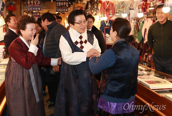 자유한국당 당대표 선거에 출마한 황교안 전 국무총리가 31일 오후 서울 종로구 광장시장을 방문해 한복을 입어보고 있다.