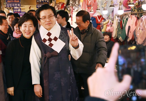 자유한국당 당대표 선거에 출마한 황교안 전 국무총리. 사진은 지난 1월 31일 오후 서울 종로구 광장시장을 방문해 한복을 입어보고 있는 모습. 