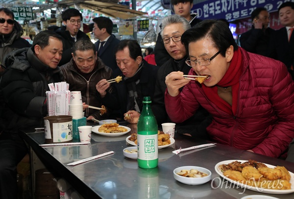 자유한국당 당대표 경선에 출마한 황교안 전 국무총리가 31일 오후 서울 종로구 광장시장에서 빈대떡을 먹으며 상인들을 만났다.