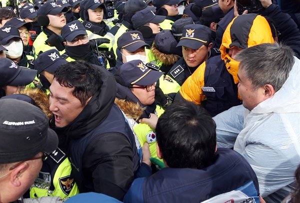 31일 오후 광주시청 앞에서 광주형 일자리에 반대하는 현대·기아차노조가 투자협약식이 열리고 있는 광주시청에 항의방문 하려다 경찰과 몸싸움을 벌이고 있다.