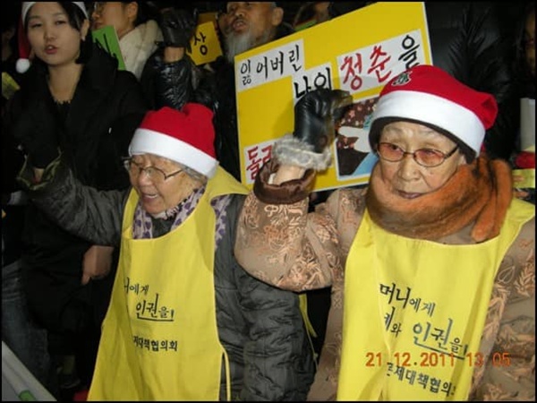  깜짝 산타가 된 구 할머니가 수면 양말을 선물로 주셨다.