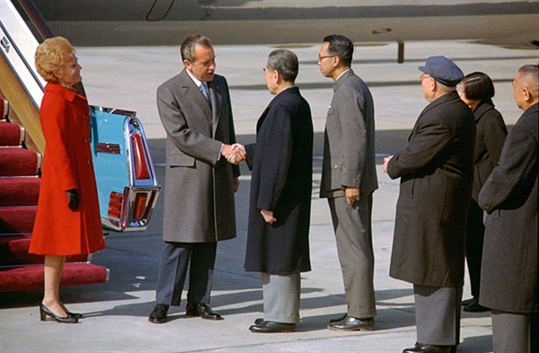 1972년에 중국을 방문한 리처드 닉슨 대통령(왼쪽 두 번째)과 그를 맞이하는 주은래 총리(저우언라이, 왼쪽 세 번째).
