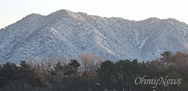 2월 1일 아침 창원시내에서 바라본 산의 설경.