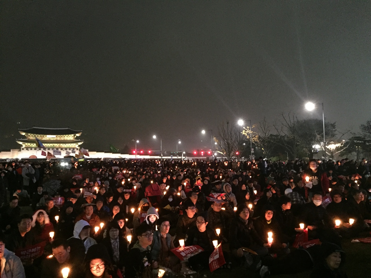 2016년 11월 19일 광화문에서 촛불을 든 시민들 나라다운 나라를 요구하며 광장에 나온 시민들. 촛불시민의 힘으로 촛불정부가 들어섰다. 하지만 촛불시민이 바라는 나라가 되었는가 되묻는다.