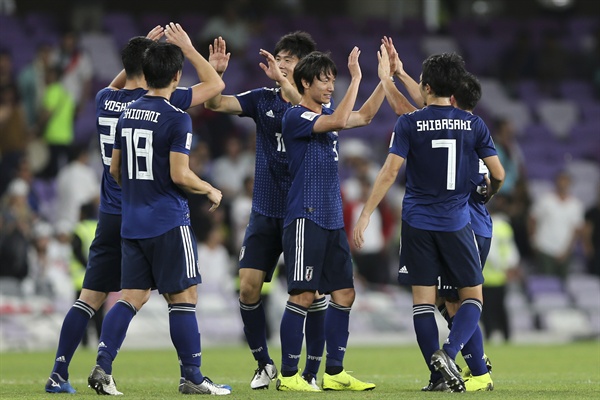  29일(한국시간) 아랍에미리트(UAE) 알아인의 하자 빈 자예드 경기장에서 열린 대회 준결승에서 이란에 3-0으로 승리한 일본 대표팀 선수들이 기뻐하고 있다.