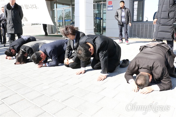 예천군의원들이 2일 오전 본회의를 열고 박종철 의원과 권도식 의원을 제명하기로 결정한 후 의회 잎마당에 나와 무릎을 꿇고 엎드려 군민들에게 사죄하고 있다.