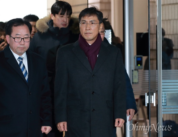 안희정 전 충남지사가 1일 오후 비서 성폭력 혐의 관련 항소심 선고를 받기 위해 서초동 서울고법에 도착하고 있다.
