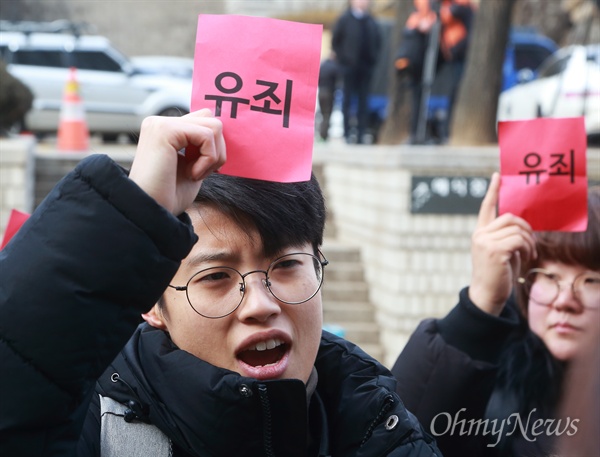 비서 성폭력 혐의 관련 1심에서 ‘무죄’를 선고받은 안희정 전 충남지사가 1일 오후 항소심 선고를 받기 위해 서초동 서울고법에 도착하자, ‘유죄’ 선고를 요구하는 시민들이 “안희정은 유죄다”를 외치고 있다.