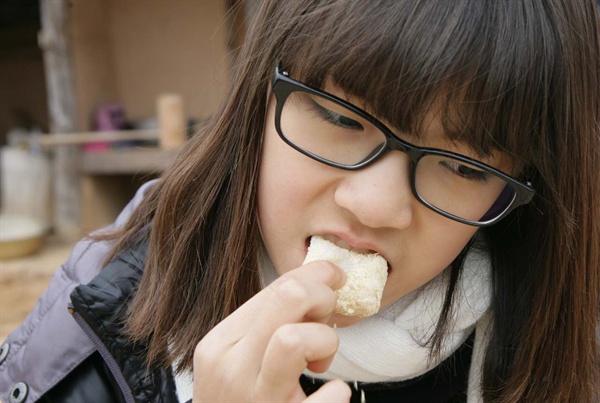 명절에 자주 먹던 인절미. 어렸을 때 설날은 쫄깃쫄깃한 인절미와 구수한 시루떡을 맘껏 먹을 수 있다는 것만으로도 오졌다.