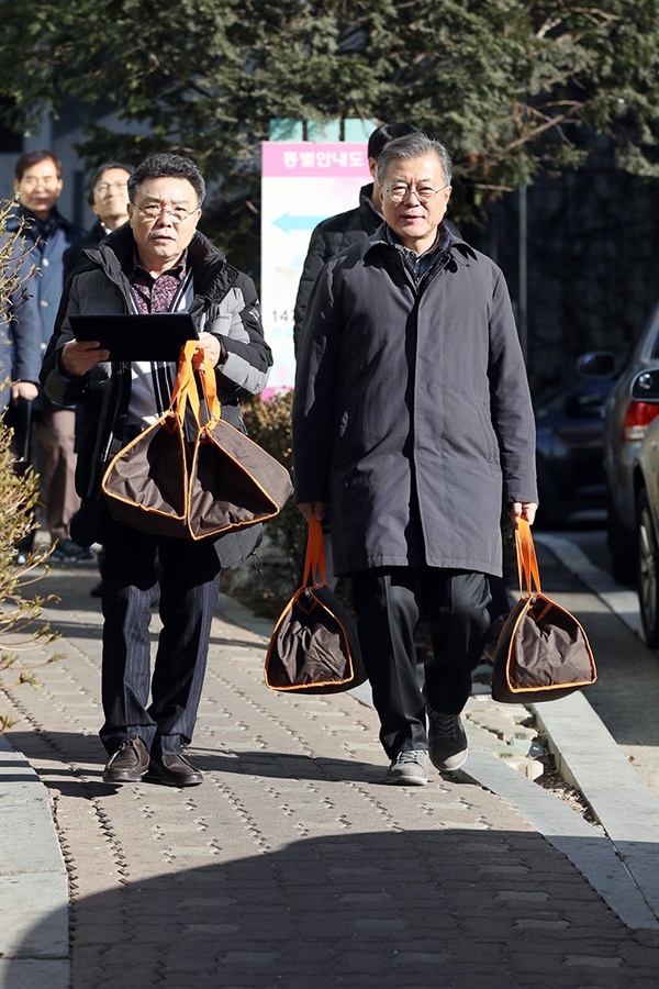 문재인 대통령이 1일 서울 관악구 지역에서 도시락을 배달했다. 