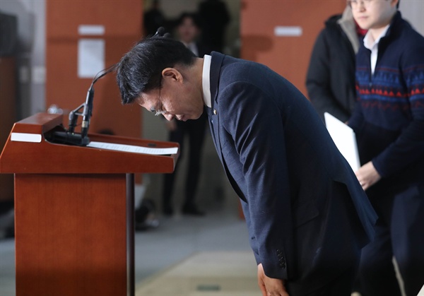 자유한국당 최교일 의원이 지난 1일 오후 국회 정론관에서 자신의 스트립바 출입 의혹 관련 기자회견을 하기에 앞서 고개 숙여 인사하고 있다. 