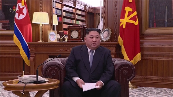 조선중앙TV는 1월 1일 오전 김정은 북한 국무위원장의 신년사 발표를 보도했다. 김정은 위원장은 예전과 달리 올해는 소파에 앉아 신년사를 발표했다.