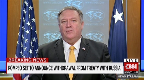마이크 폼페이오 미국 국무장관의 중거리핵전력(INF) 조약 탈퇴 기자회견을 보도하는 CNN 뉴스 갈무리. 