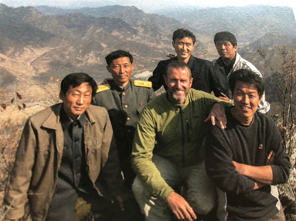 로저셰퍼드씨와 북한 주민들 사집첩의 사진을 카메라로 찍은 것입니다.