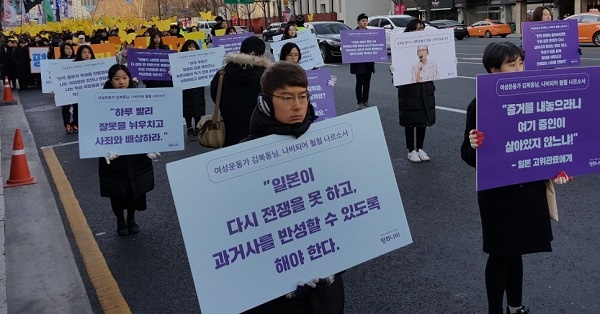 노제 시청광장에서 광화문 광장으로 이동하고 있는 고인의 노제 행렬이다.