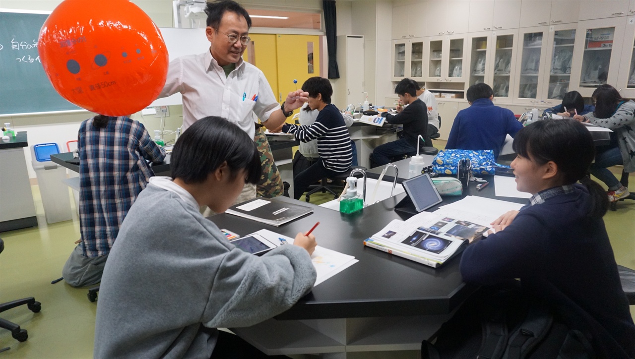 IB로 교육하는 일본 삿포로 가이세이 중등교육학교의 중3 과학수업 장면.