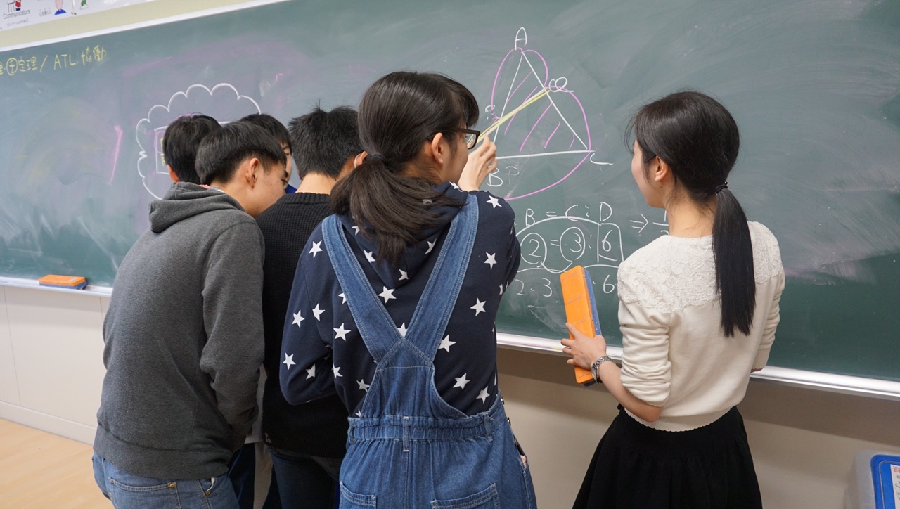 IB 학교인 일본 삿포로 가이세이 중등교육학교 학생들이 수업 뒤 수학교사에게 질문하는 장면.