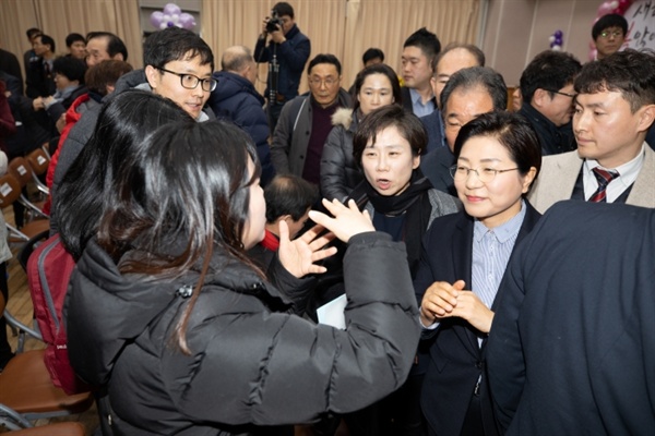  소란이 이어지자 김미경 구청장이 현장을 빠져나가며 주민들로부터 민원을 듣고 있는 모습.