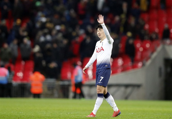  토트넘 손흥민이 30일(현지시간) 영국 런던 웸블리 스타디움에서 열린 왓퍼드와의 2018-2019 잉글랜드 프리미어리그 24라운드 경기가 끝난 뒤 팬들에게 인사를 보내고 있다. 