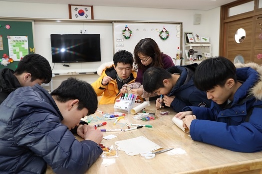  수업중인 특수학교 학생들. 