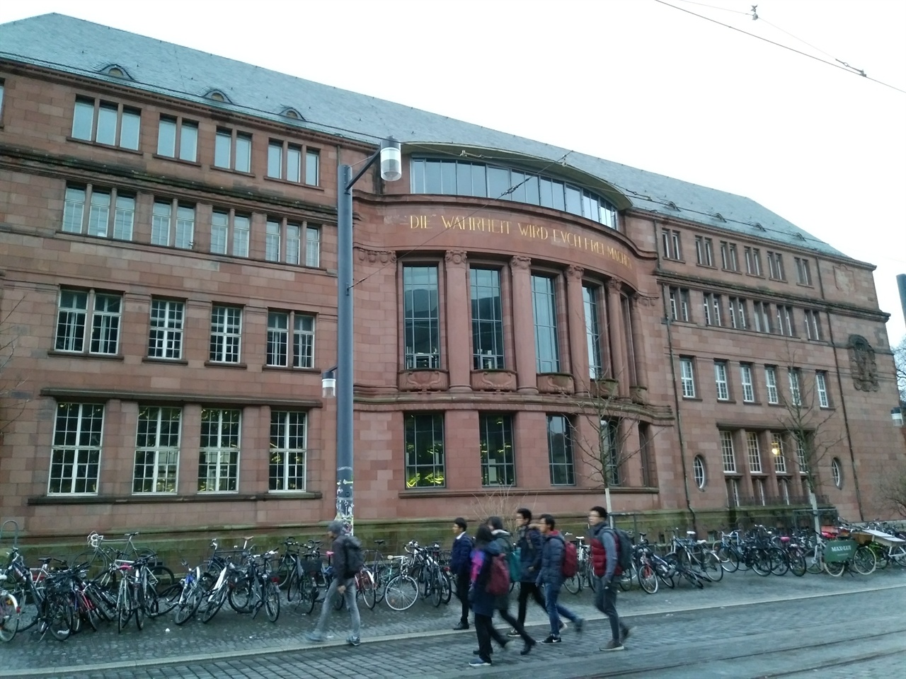 프라이부르그 대학의 모습 정면에 '진리가 너희를 자유케 하리라'는 대학의 모토가 적혀있다. 그 아래에도 어김없이 자전거가 늘어서 있다.