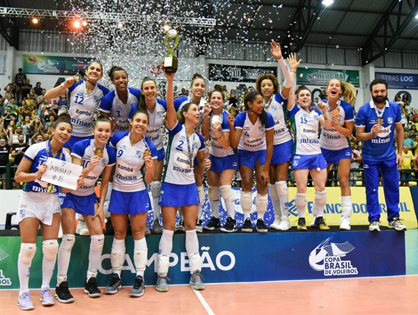  '2019 브라질 컵 우승'... 라바리니 감독(맨 오른쪽)과 미나스 선수들 (2019.2.3) 