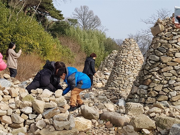설날인 5일 오후 해미읍성을 찾은 아이와 부모가 소원탑에 돌을 쌓으며 소원을 빌고 있다. 