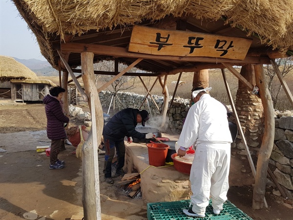  해미읍성을 찾은 시민들을 위해 부뚜막에서 연신 순두부를 만들어 내고 있다
