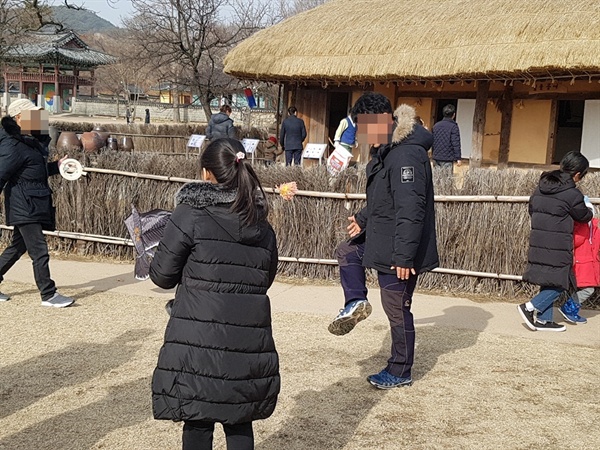  해미읍성을 찾은 가족이 제기차기를 하고 있다. 제기차기 모습이 진지하다. 