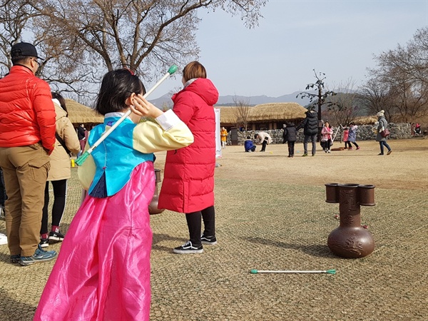  이날 곱게 한복을 차려입은 딸과 함께 해미읍성을 찾은 한 시민은 "매년 명절 차례를 지내고 해미읍성을 찾고 있다"면서 "매번 올 때마다 느끼지만, 아이들이 참 좋아한다"며 흐뭇해 했다.
