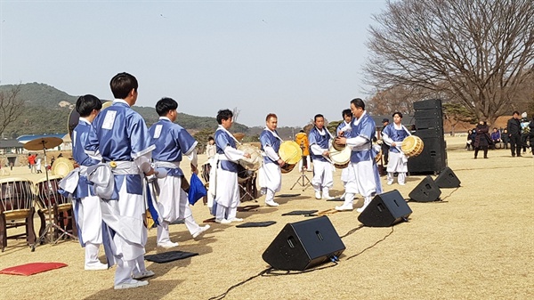  설 명절인 5일 오후 서산지역 우리 문화예술단체인 '뜬쇠'는 기해년 새해를 맞아, 이곳을 찾은 시민들에게 '비나리'를 구성진 목소리로 들려주면서 올 한해 복을 빌어주어 힘찬 박수를 받았다