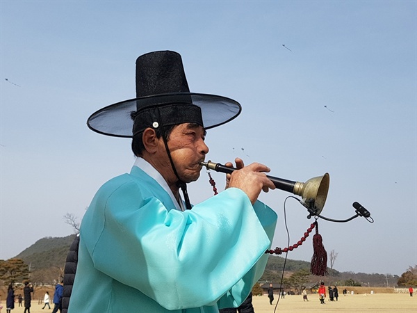 기해년 복을 빌어주는 뜬쇠의 '비나리'가 이어지는 동안 구성진 태평소 소리도 함께 했다. 