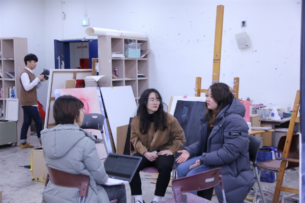 청년 미술가 이다현(24)·이정아(25) 씨가 사라지는 청년예술인들의 입지에 대해 이야기 하고 있다.