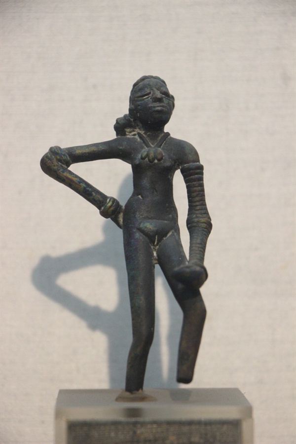 '춤 추는 여인'(진품: 뉴델리 고고학박물관)