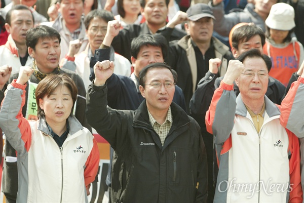 2007년 3월 25일, 한미FTA 협상 중단을 촉구하는 민주노동당 당원 총궐기대회 당시 노회찬 의원의 모습. 