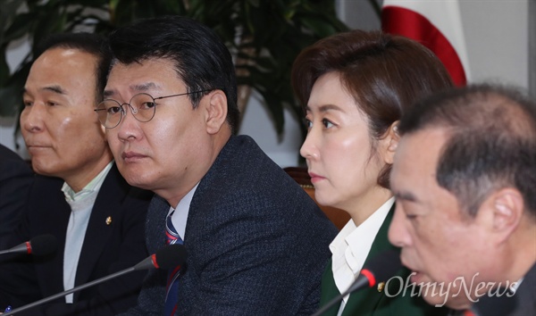 자유한국당 정용기 정책위의장(왼쪽에서 두 번째)이 7일 오전 국회에서 열린 비대위 회의에 참석하고 있다. 