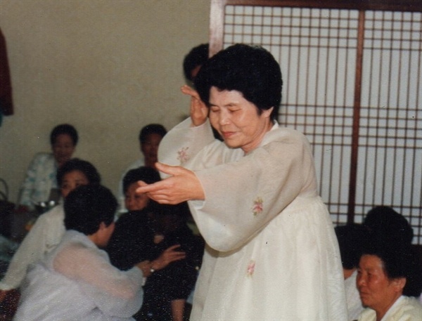 잔칫집에서 춤사위 펼치는 장금도(1987년)