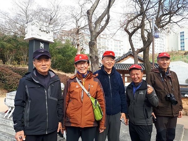 이순신자당 기거지를 찾은 서울시청시청OB산악회원들 모습