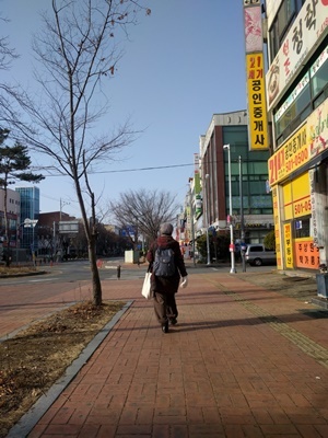 설날 아침 동네 카페로 글쓰러 가는 길 설날 아침 9시 직전 안산 우리동네 길이다. 내가 집에서 나와 카페에 도착할 때까지 500미터 정도 길에는 사람이 한 명도 없었다. 카페 안에 사람이 많아서 놀라고 대부분이 젊은이들이라 나는 두 번 놀랐다. 지금의 명절문화는 시대에 맞지 않는 옷은 아닐까. 이제 상상력을 발휘할 때다.